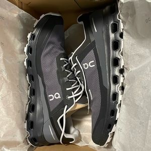 On cloud running shoes, mens 9.5